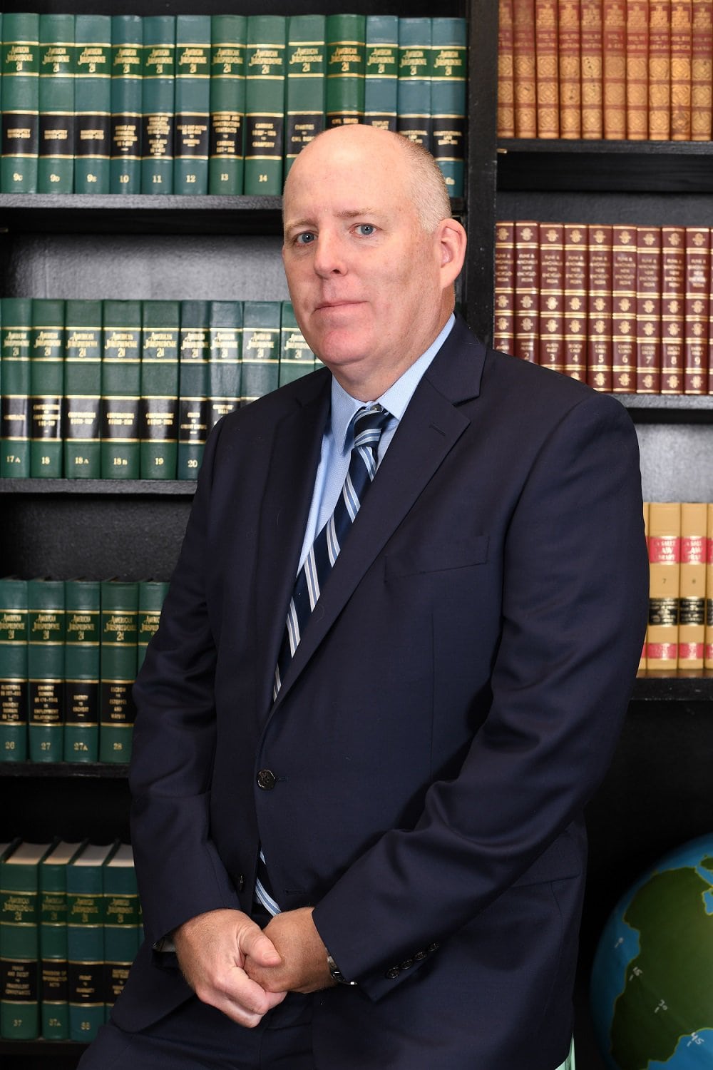 Retrato de un hombre que representa a R&G Personal Injury Lawyers, destacando la profesionalidad y experiencia del equipo. La imagen se contextualiza dentro de la página destacando 'Nuestros abogados,' ofreciendo una visión de los cualificados profesionales jurídicos asociados al bufete.