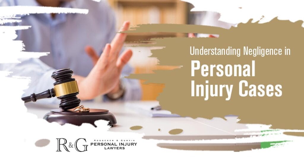 R&G Personal Injury Lawyers discutir la comprensión de la negligencia en los casos de lesiones personales en un entorno de sala de audiencias.